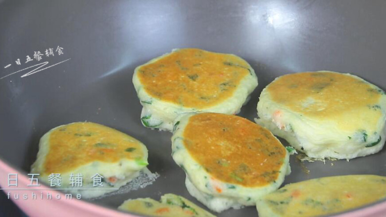 蔬菜软松饼,翻面,翻面后盖上锅盖继续烙1分钟,时间到了关火再焖2分钟再出锅哦。