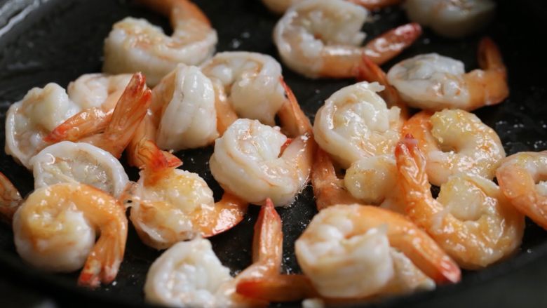 泰式罗勒烹虾,炒锅热油,加入<a style='color:red;display:inline-block;' href='/shicai/ 301'>鲜虾</a>煎至变色后盛出。