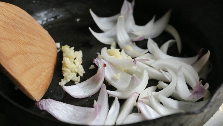 泰式罗勒烹虾,锅内留余油,下蒜末、洋葱炒香。