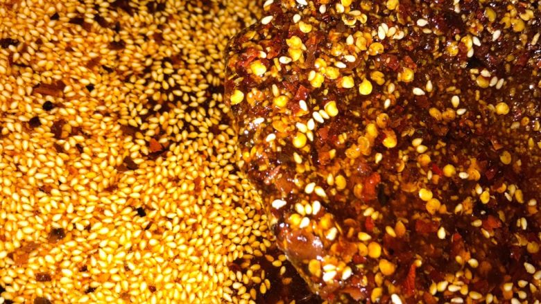 香辣豆干,辣椒芝麻炒香之后,放入调味料。在熬制几分钟。注意糊锅。