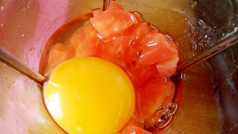 宝宝健康美食~番茄鸡蛋卷儿,放入搅拌杯中,加1颗<a style='color:red;display:inline-block;' href='/shicai/ 9'>鸡蛋</a>