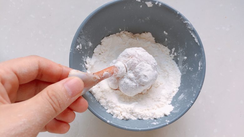 黄金翅根“棒棒糖”,翅根裹一层面粉,可用手按压,再抖掉多余的粉