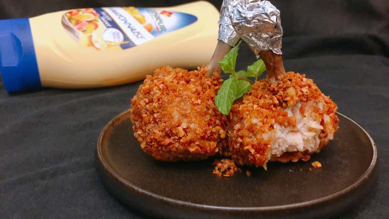 黄金翅根“棒棒糖”,觉得小麦胚芽蒜酥制作太麻烦的小伙伴可以买一包妙脆角、薯片或者任何香脆的金黄色坚果压碎但不要压成末,均匀裹在外面即可,发挥想象哦