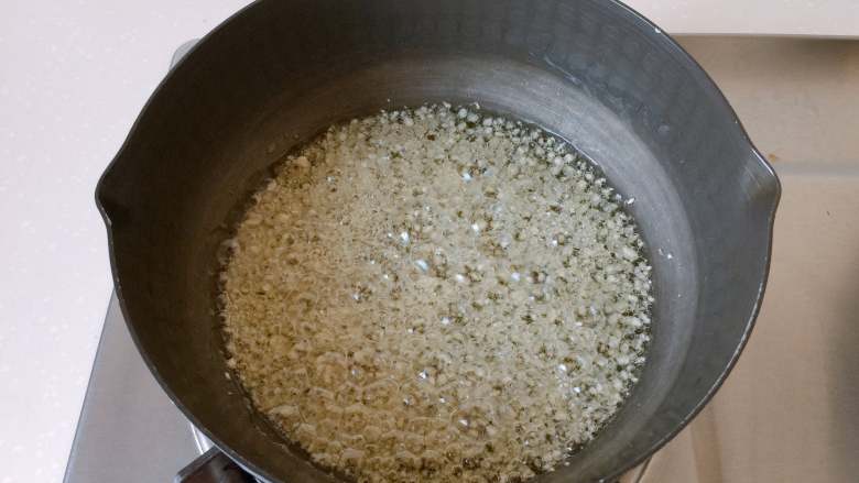 黄金翅根“棒棒糖”,开小火,锅中倒入足量油,油微微热时放入蒜末