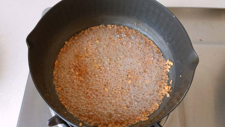 黄金翅根“棒棒糖”,蒜末炸至微黄时倒入小麦胚芽,稍微炸一下捞出