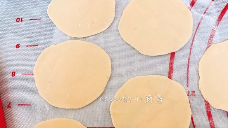 三文鱼蔬菜饺(7m+),将小面团擀成饺子皮。