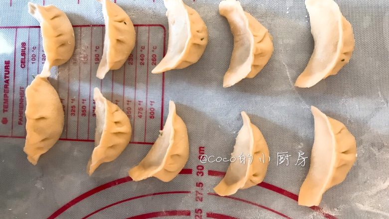 三文鱼蔬菜饺(7m+),包成饺子,接下来就是下锅煮啦!水开煮十分钟左右。