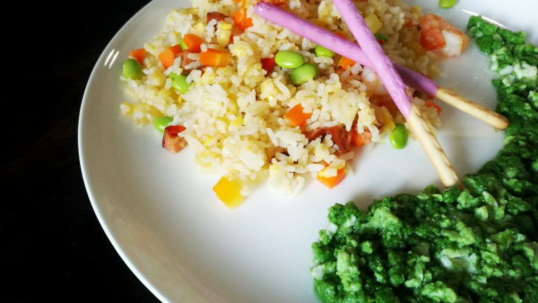 炒饭秀～翡翠炒饭,煮饭

一定要少加水，这样蒸出来的<a style='color:red;display:inline-block;' href='/shicai/ 507'>米饭</a>比较干，后面较容易炒散。蒸好的<a style='color:red;display:inline-block;' href='/shicai/ 507'>米饭</a>放到阳台自然冷却风干。

