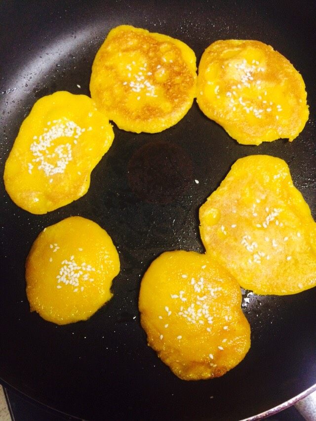 香煎南瓜饼
,煎至两面金黄,洒上适量白芝麻