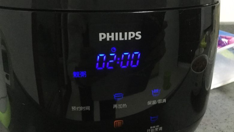 红豆薏米粥,电饭煲选择煮粥的功能，等剩10分钟再依个人口味加入适量冰糖即可。