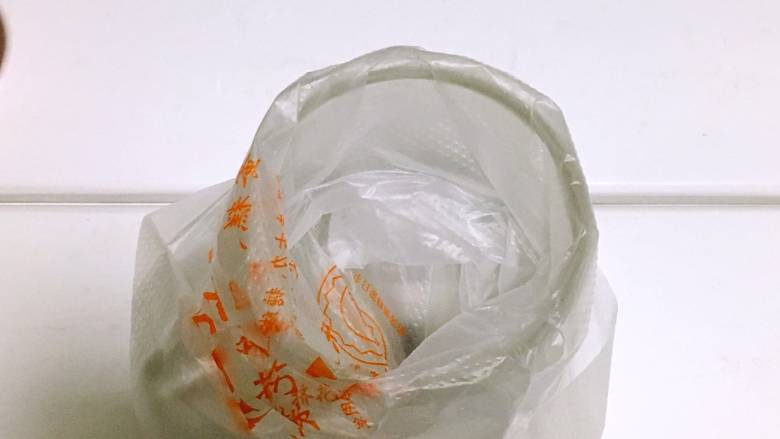 火龙果溶豆,准备好裱花袋。
PS:提前把准备工作做好,避免一哈手忙脚乱,以最快速度避免蛋白消泡