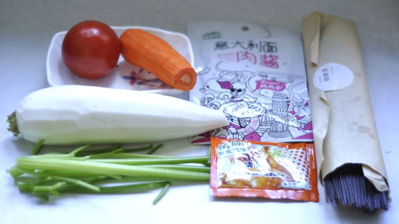 意大利肉酱荞麦面,先准备好所用的全部食材