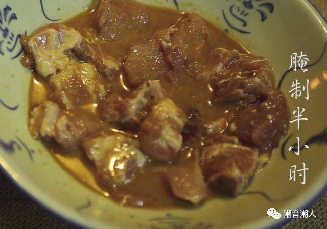 芥兰炒排骨,❥ 把所有配料和<a style='color:red;display:inline-block;' href='/shicai/ 434'>排骨</a>搅拌均匀，腌制半小时