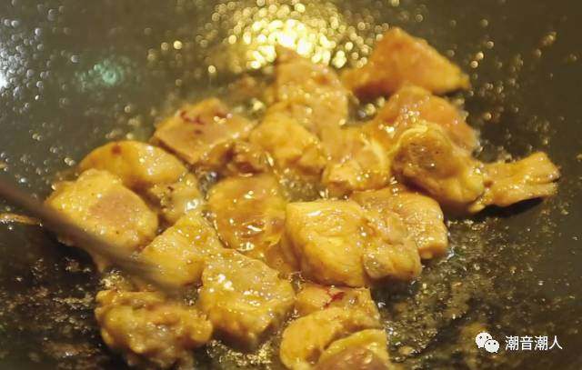 芥兰炒排骨,❥ 待油沸后把排骨煎至金黄