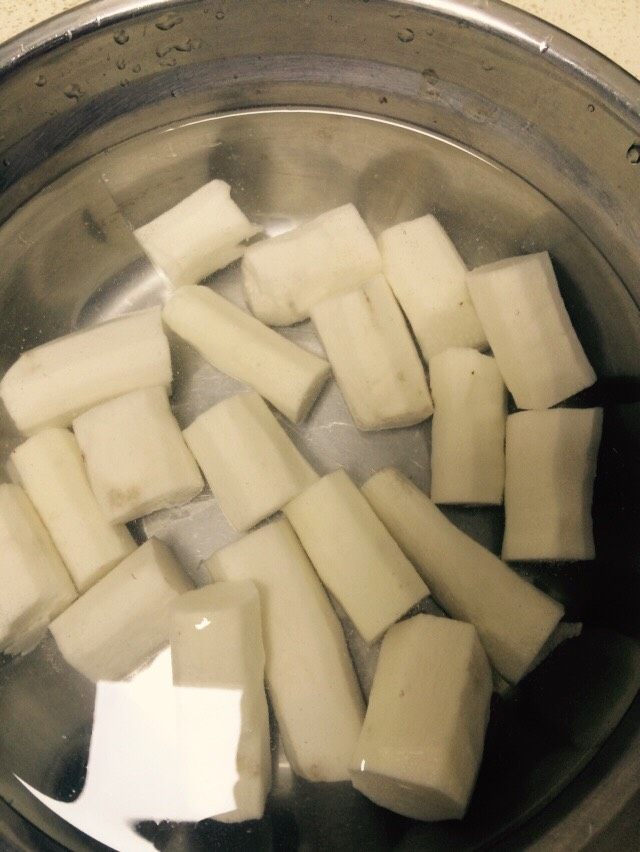 萝卜山药排骨汤,山药去皮洗净,切成段状后用清水浸泡