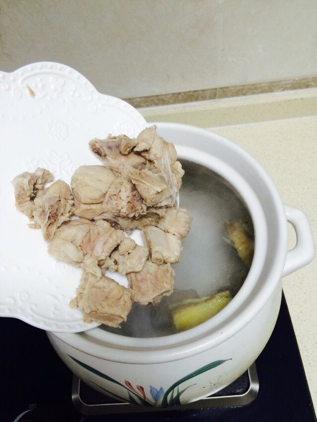萝卜山药排骨汤,煮沸后,倒入焯水后的排骨