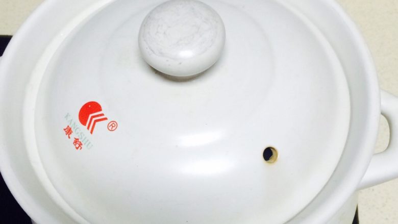 萝卜山药排骨汤,大火煮10分钟后,转小火煨30分钟