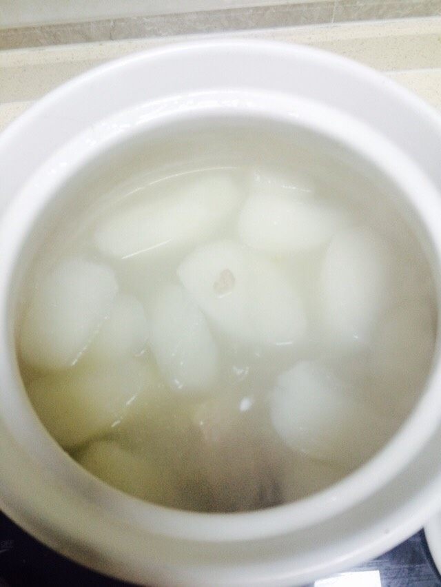萝卜山药排骨汤,在砂锅中倒入萝卜,大火煮沸后立马转小火继续煨