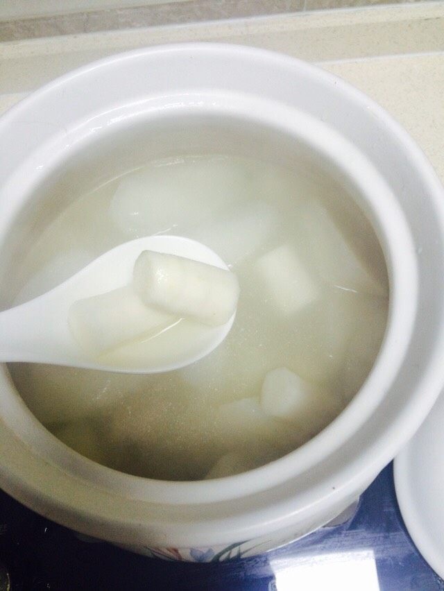 萝卜山药排骨汤,煨至萝卜基本变软以后,倒入山药,继续大火煮沸转小火慢慢煨