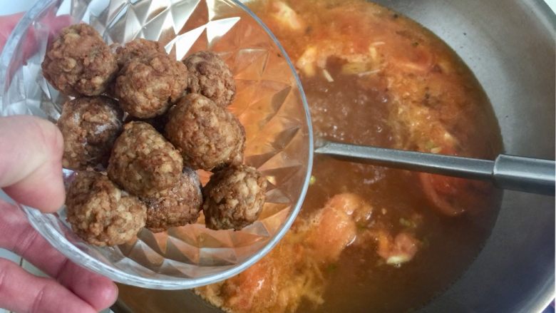 五色食蔬➕娃娃菜木耳粉丝藕丸汤,加入炸肉丸子,煮一两分钟,本身就是熟的