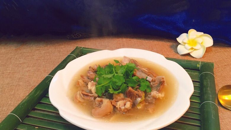 羊排汤,出锅装盘,撒上香菜即可食用。