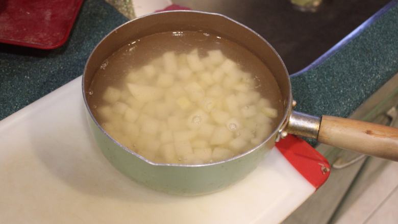 土豆烧茄子,切好的土豆泡<a style='color:red;display:inline-block;' href='/shicai/ 156925'>水</a>洗掉表面的淀粉,这样入锅才不易沾粘,好炒又可以保持土豆块的完整。