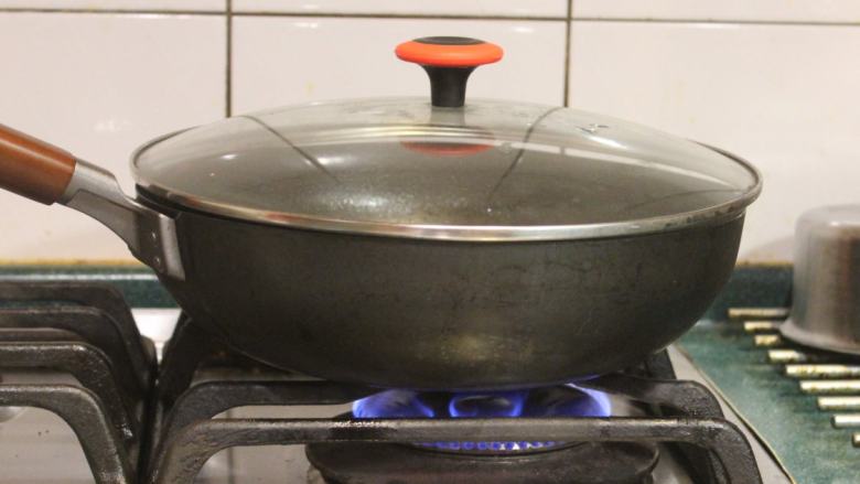 土豆烧茄子,盖上锅盖,焖煮2-3分钟。