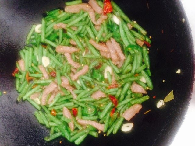 牛腩干煸豆角,牛腩颜色变白之后放入佐料爆香味