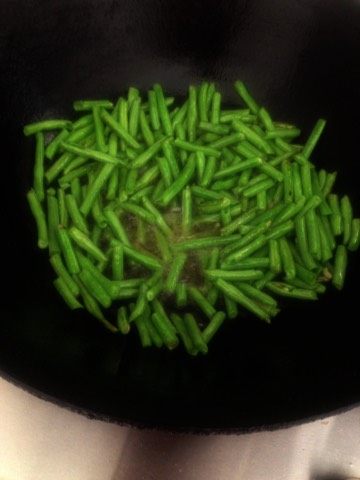 牛腩干煸豆角,炸豆角，慢火焙