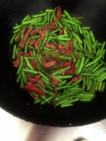 牛腩干煸豆角,倒入牛腩干煸