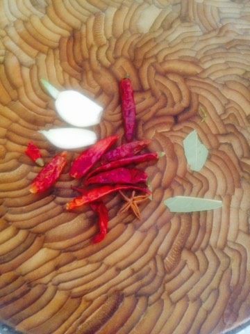 牛腩干煸豆角,蒜瓣，八角，香叶，姜，干辣椒