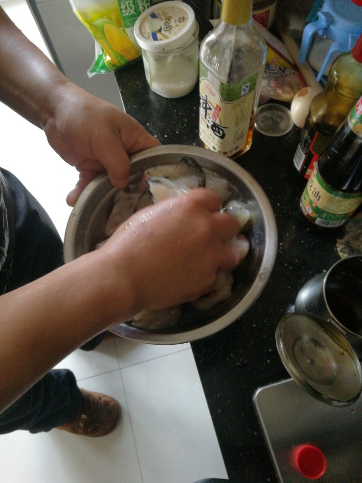 鱼片,鱼肉放料酒一勺,鸡蛋清,生粉一点,盐,胡椒粉,揉!过程中放点油。
鱼头放点料酒,盐,鸡精,胡椒粉。
放少许糖。