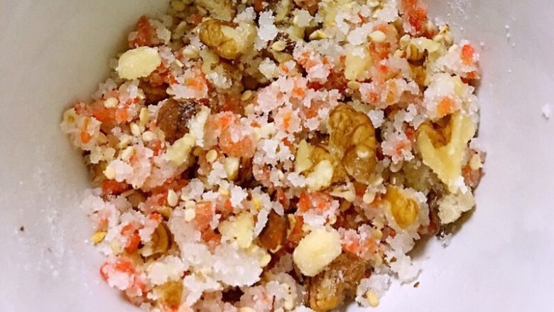 北京+艾窝窝,把所有馅儿料放在一个小碗里搅匀(核桃仁要切碎)。我今天用的丹桂花,所以是红色的,没有就一般的也可以。然后加一小勺熟的糯米粉(约2g左右)搅拌均匀。