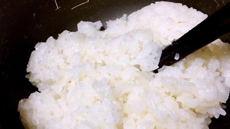 北京+艾窝窝,糯米饭蒸熟后,用筷子搅至成团。