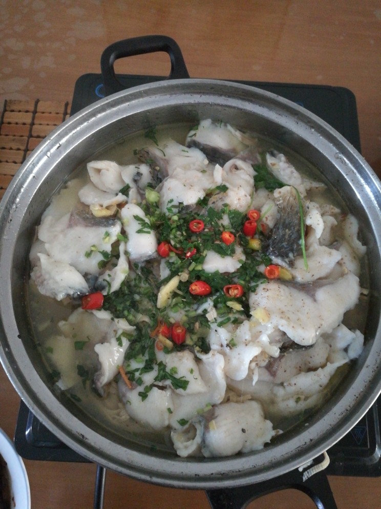 鱼片,热油,新鲜辣椒,剁辣椒,姜,蒜,炒热。放水,料酒,鸡精,炖水!
放鱼头部分,炖6分钟,拂去沫。
取鱼头出来,用汤炖千张。
一片片下去炖,炖好出锅,放点香菜沫,热油浇下去。