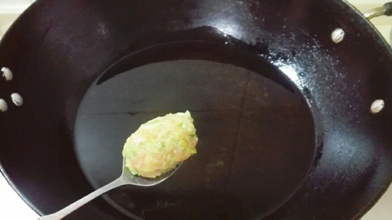 盐城+真过瘾的青萝卜肉圆,锅中放适量油烧热,用勺子挖出肉馅尽量滚圆一点,放进锅里