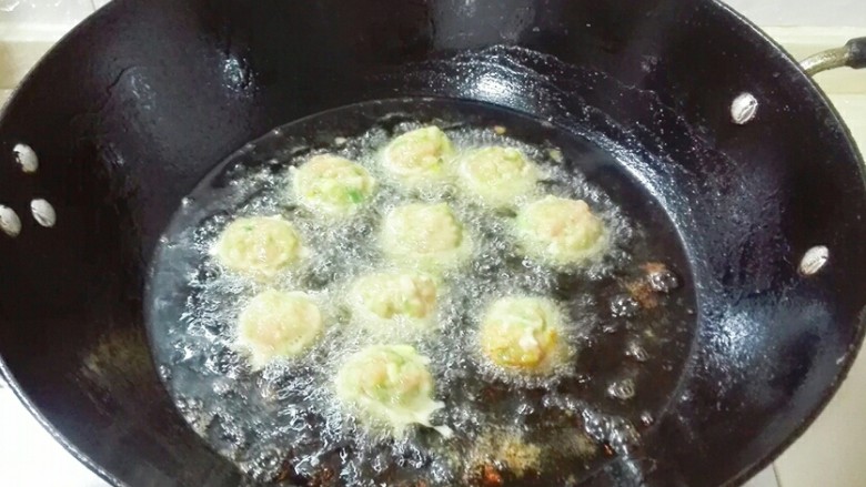 盐城+真过瘾的青萝卜肉圆,看到表面定型浅黄色,翻面