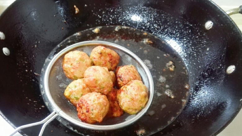 盐城+真过瘾的青萝卜肉圆,全部炸至金黄色,捞出来,沥掉油