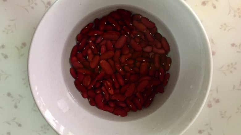 西安+甑糕,<a style='color:red;display:inline-block;' href='/shicai/ 464'>红腰豆</a>洗净,浸泡24小时。