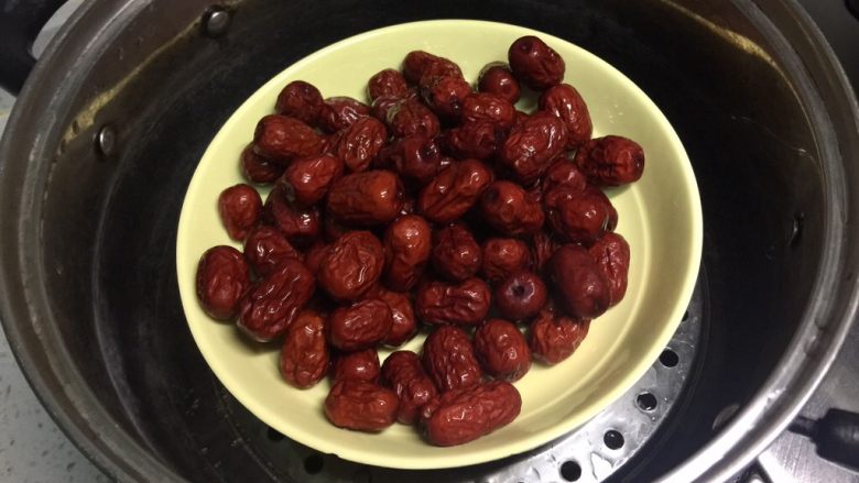 西安+甑糕,<a style='color:red;display:inline-block;' href='/shicai/ 2470'>红枣</a>洗净,上锅蒸10分钟。