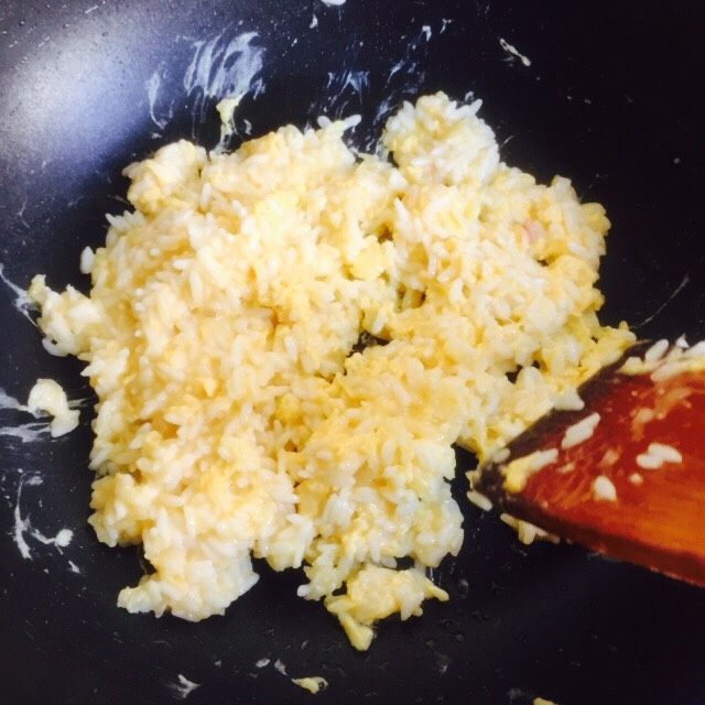 培根黄金蛋炒饭,不停的翻炒,炒出金黄色