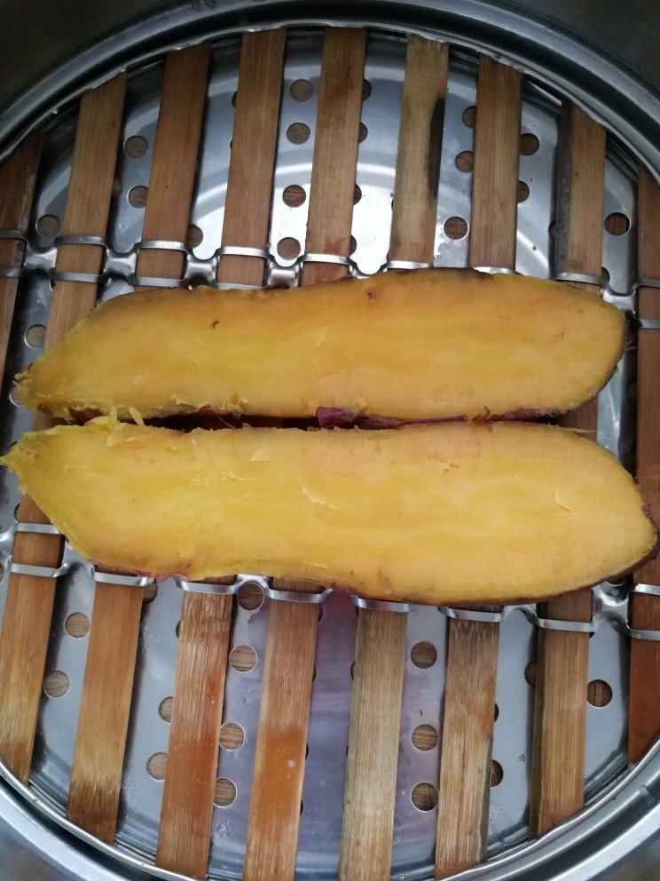 花式小面包,<a style='color:red;display:inline-block;' href='/shicai/ 2585'>红薯</a>蒸熟,去皮捣碎。