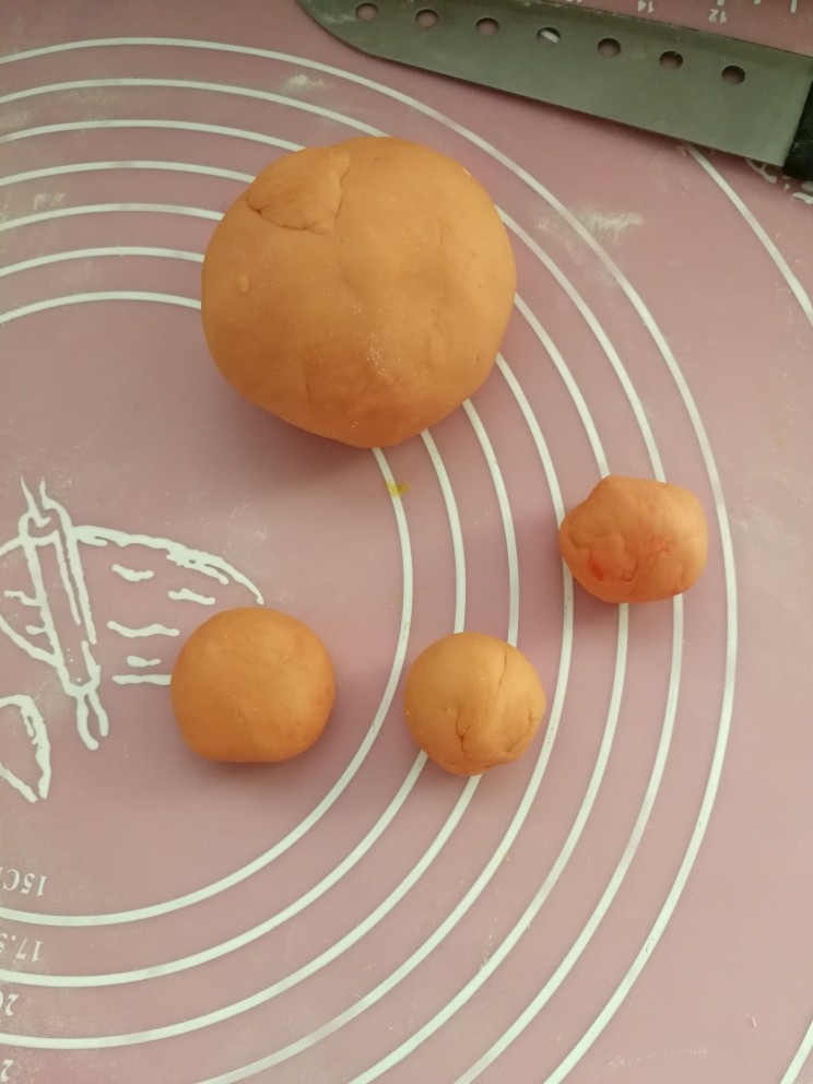 花式小面包,面团中加入一点点,食用红色素,注意不要加多了色素!加多了就是红色的了!分成相等的小面团。