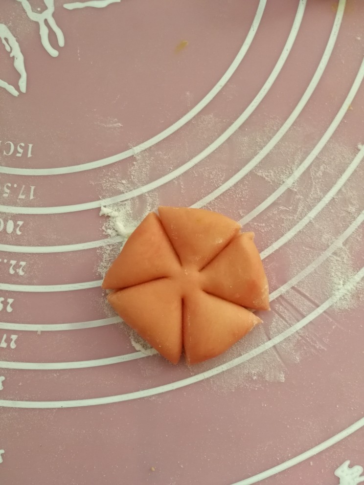 花式小面包,面团压扁,分成均等的五份切开。
