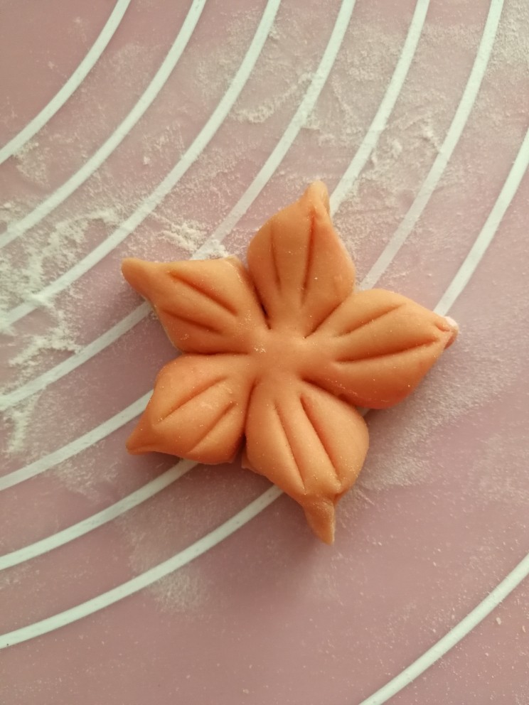 花式小面包,在每个花瓣上,用刀划两下,出来两个印。