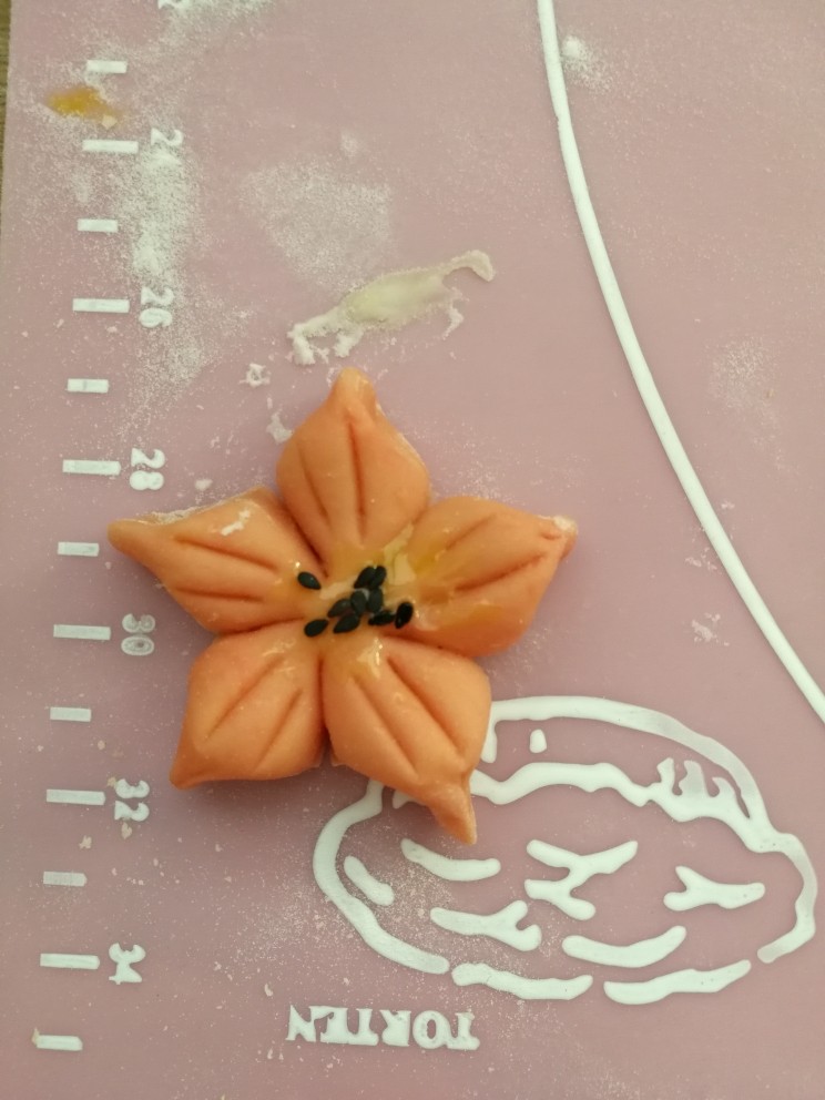 花式小面包,蛋黄上撒上<a style='color:red;display:inline-block;' href='/shicai/ 668'>黑芝麻</a>,一个花就做好了!