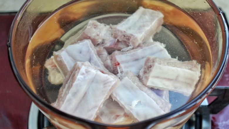 红烧芋头排骨,锅中添水,将排骨冷水下锅
