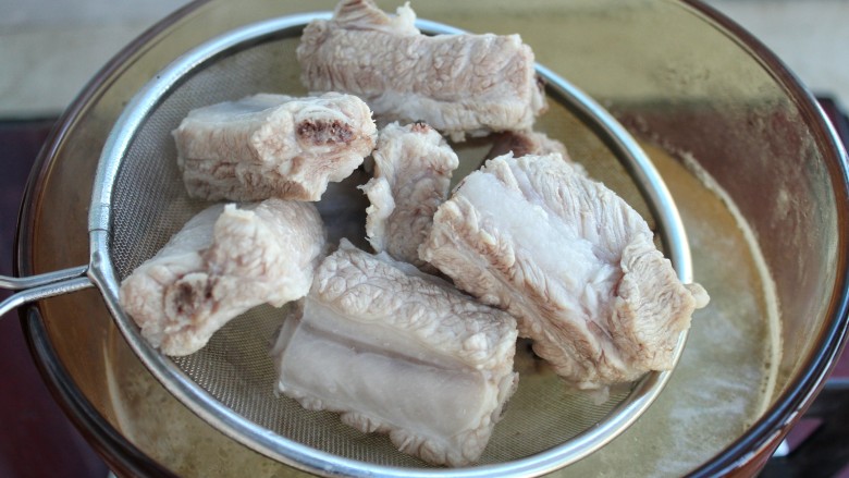 红烧芋头排骨,煮开后撇去浮沫,捞出排骨沥干水分