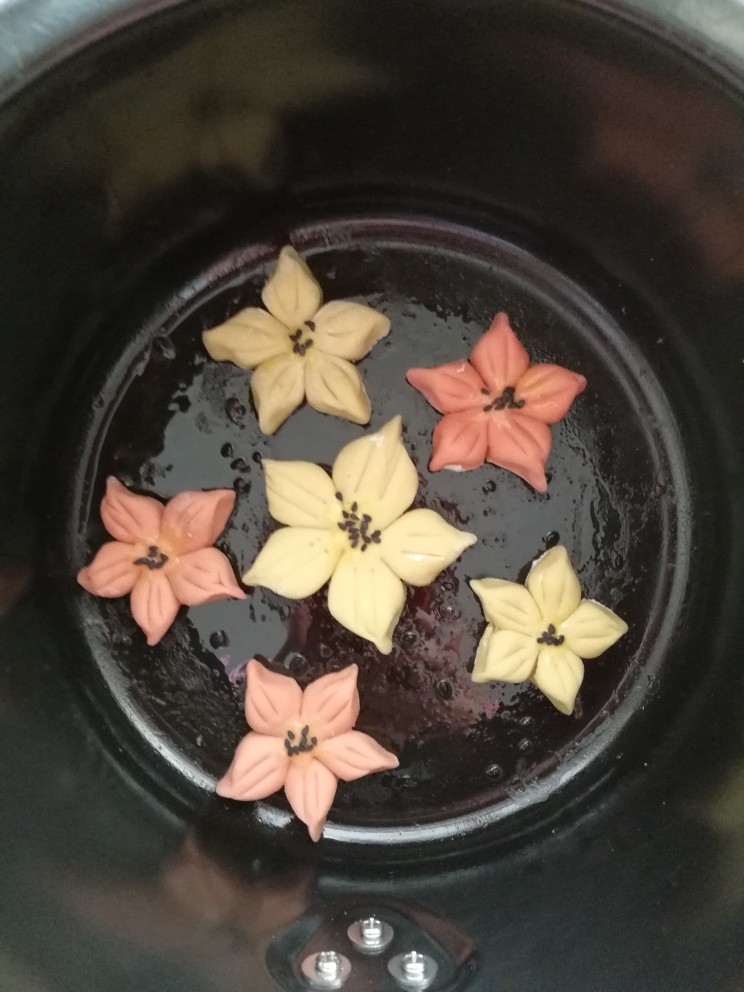 花式小面包,放入贝晨空气炸锅180度20分钟,注意中间翻面,用烤箱烤也行,要根据你的烤箱自己设定时间和温度,不烤糊就行。
