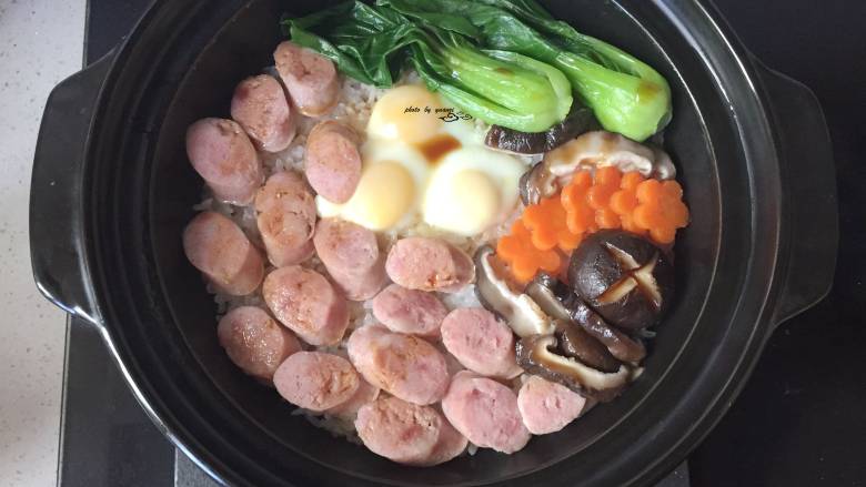 鹌鹑蛋香肠煲仔饭,把焯水后的材料摆入盘子中,吃的时候淋入调味汁即可